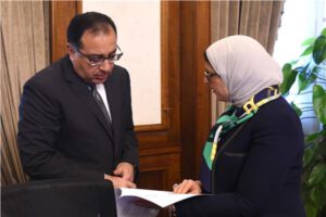 رئيس الوزراء يتابع مع وزيرة الصحة موقف تنفيذ المنشآت الصحية في مبادرة حياة كريمة