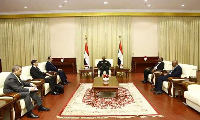 عباس كامل ينقل للبرهان تحيات السيسي وتضامن مصر مع السودان في مواجهة الإرهاب
