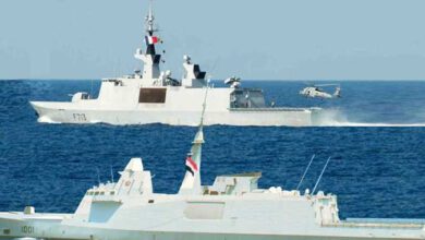 القوات البحرية المصرية والفرنسية تنفذان تدريباً بحرياً عابراً في نطاق البحر المتوسط