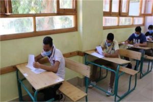 طلاب الصف الاول الثانوي يؤدون الامتحان المجمع في 3 مواد ورقيا بالمدارس