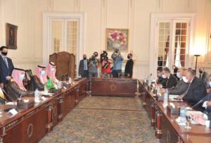 وزير الخارجية ونظيره السعودي يناقشان قضايا التعاون الثُنائي