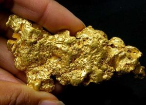 ضبط كنزبسيارة نقل محملة 100 جوال من الذهب الخام وأحجار الكوارتز في أسوان