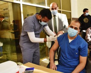 حملة التطعيم للأطقم الطبية بمستشفيات قصر العيني بجامعة القاهرة