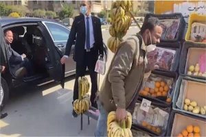 لفتة انسانية من الرئيس «السيسي» يتحدث مع بائع فاكهة في الشارع بمدينة نصر ويوجه بعلاجه على نفقة الدولة