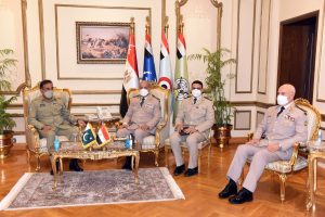 وزير الدفاع يبحث مع رئيس هيئة الأركان المشتركة الباكستانية التعاون العسكرى بين البلدين