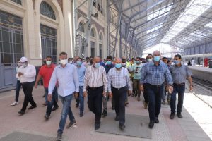 وزيرالنقل خلال جولة مفاجئة يقرر تحويل موظفين للتحقيق بـ"محطة مصر" في الإسكندرية