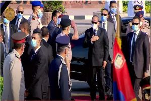 وصول الرئيس السيسي وقرينته لجنازة السيدة جيهان السيدة