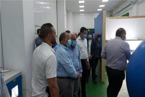 وزير التنمية المحلية ومحافظ بورسعيد يتفقدان مصنعا للأدوات الكهربائية