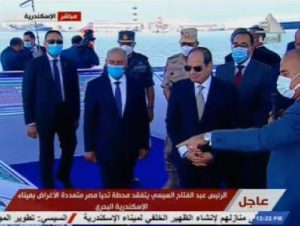 الرئيس السيسي يتفقد جونة البترول بميناء الاسكندرية البحري