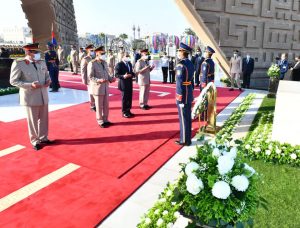 الرئيس السيسي يضع اكاليل الزهور على قبري السادات وعبد الناصر