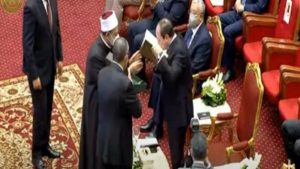 شيخ الأزهر يهدي الرئيس السيسي نسخة من مصحف الأزهر الشريف