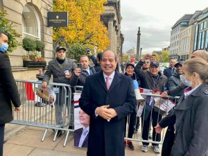 الرئيس السيسي يتبادل التحية مع مواطنين من الجالية المصرية في اسكتلندا