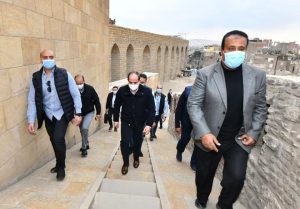 الرئيس السيسي يتفقد تطوير منطقتي مصر القديمة وسور مجري العيون