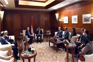 رئيس الوزراء يبحث مع رئيس الحكومة اللبنانية تعزيز التعاون في مجال تصدير الغاز وسبل تحقيق الربط الكهربائي