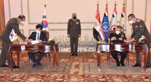 وزير الدفاع يشهد توقيع مذكرات تفاهم وعقود تسليح مع كوريا الجنوبية