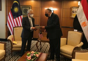 وزير الخارجية يسلم رئيس الوزراء الماليزي رسالة من الرئيس السيسي