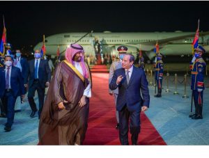 في زيارة تستغرق يومين السيسي يستقبل ولي العهد السعودي بمطار القاهرة