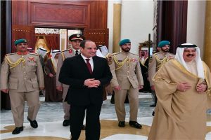 ملك البحرين يستقبل الرئيس السيسي بقصر الصخير الملكي