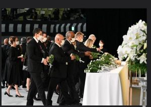 وفد مصر يضع الورود خلال مراسم جنازة رئيس وزراء اليابان الراحل فى طوكيو