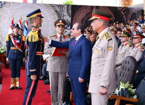 الرئيس السيسي يمنح أوائل الخريجين من طلبة الكليات الحربية أنواط الواجب العسكري