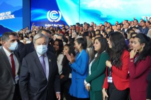 «جوتيريش» يلتقط صورة تذكارية مع الشباب المتطوع بتنظيم مؤتمر المناخ 