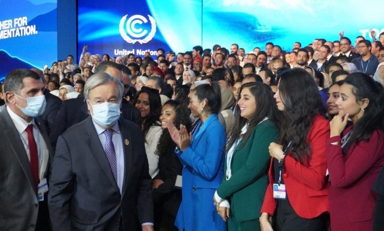 «جوتيريش» يلتقط صورة تذكارية مع الشباب المتطوع بتنظيم مؤتمر المناخ
