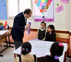 لمسة حنان ابوية من الرئيس السيسي يوزع الهدايا على طلاب مدرسة قرية الحصص بالدقهلية|