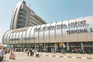 ضبط مفتش بوزارة السياحة يتلقى رشاوى من راغبي العمرة بمطار القاهرة 