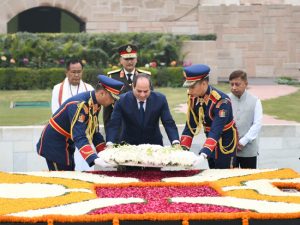 الرئيس السيسى يزور ضريح المهاتما غاندى ويضع إكليلا من الزهور على قبره