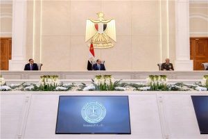 الرئيس السيسي يعقد اجتماع مع الحكومة بمقر القيادة الإستراتيجية في العاصمة الإدراية