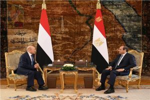 الرئيس السيسي يستقبل رئيس مجلس القيادة الرئاسي بالجمهورية اليمنية