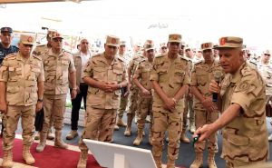 وزير الدفاع يلتقي عددًا من قادة القوات المسلحة ويكرم الفائزين ببطولة الدرع العام للرماية الدولية