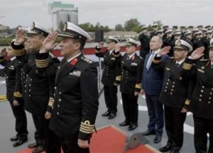 المتحدث العسكرى : قائد القوات البحرية يرفع العلم المصري على الفرقاطة «القهار» طراز «MEKO- A200»
