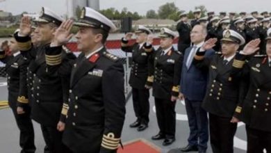 المتحدث العسكرى : قائد القوات البحرية يرفع العلم المصري على الفرقاطة «القهار» طراز «MEKO- A200»