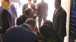 في مشهد مؤثر.. الرئيس السيسي يقبل يد سيدة مسنة ببني شويف