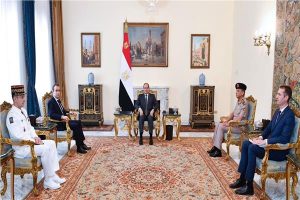 الرئيس عبد الفتاح السيسي يبحث مع وزير الدفاع الفرنسي تعزيز وتطوير التعاون العسكرى