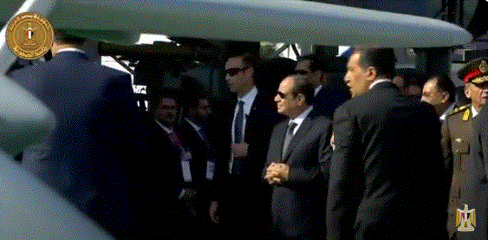 الرئيس السيسي يتفقد طائرة استطلاع بدون طيار من إنتاج مصنع «قادر»