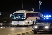  خروج حافلة الأسرى الفلسطينيين المحررين من سجن عوفر غرب رام الله